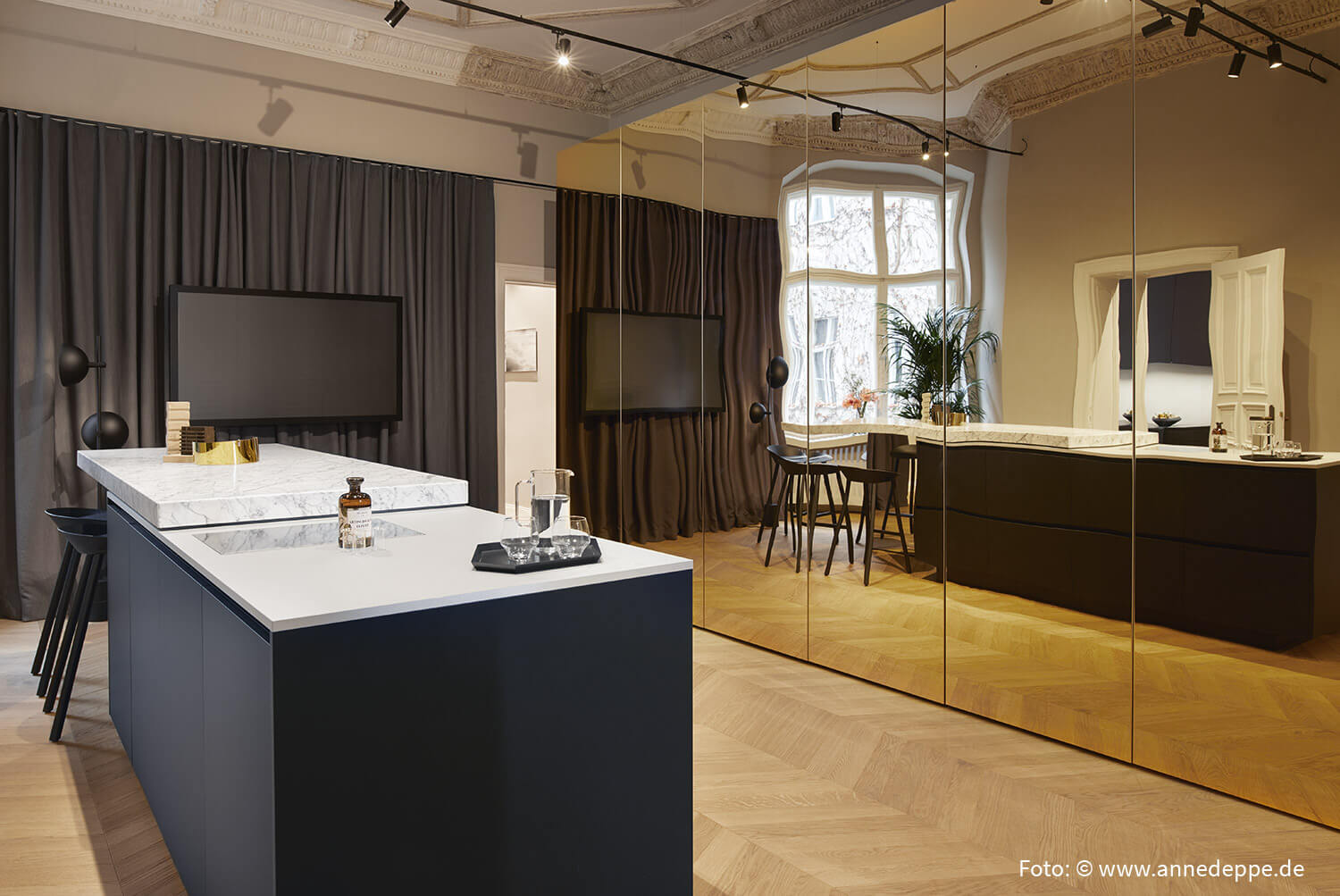 Floorboard laid as herringbone in showroom in Berlin