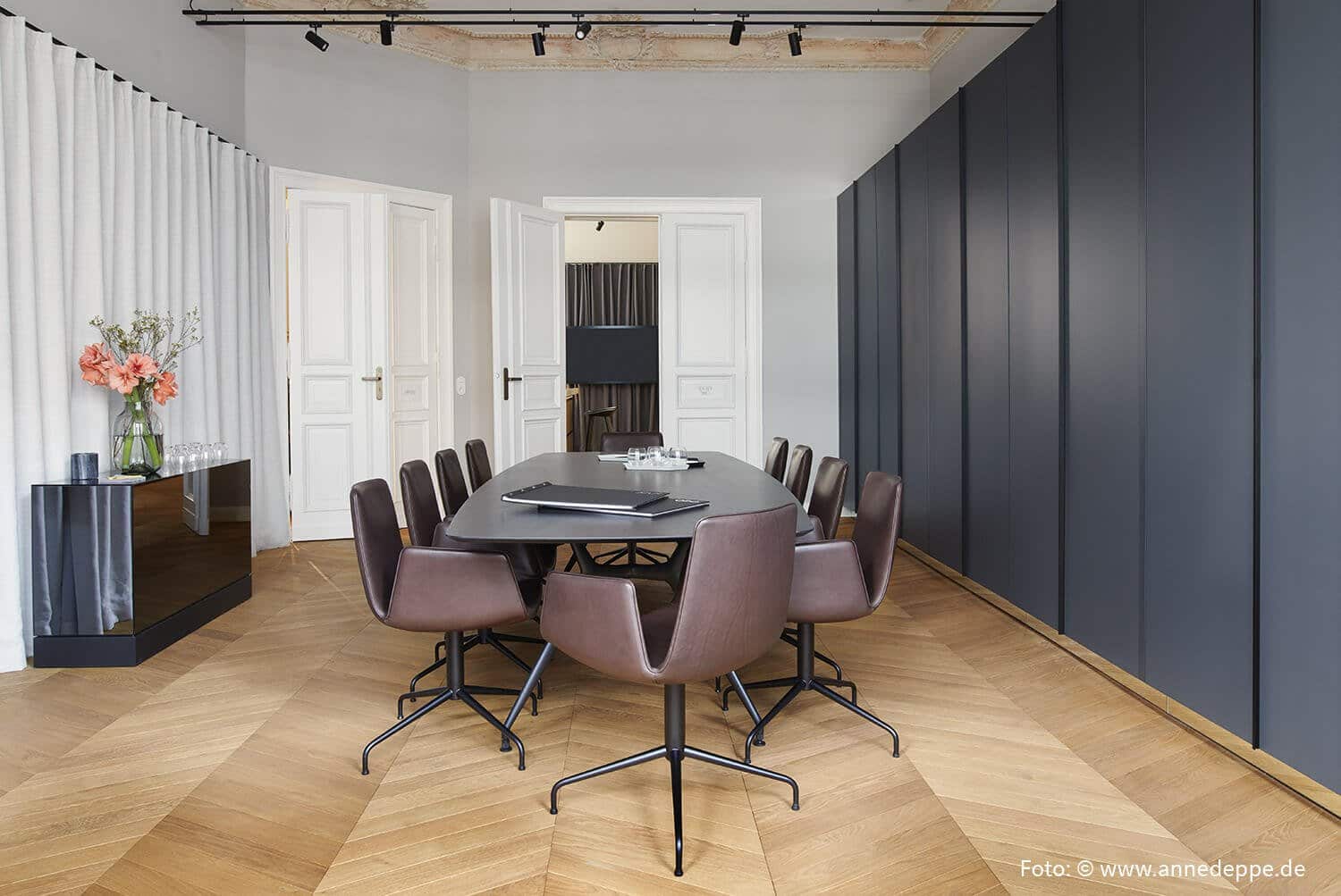 Floorboard laid as herringbone in showroom in Berlin