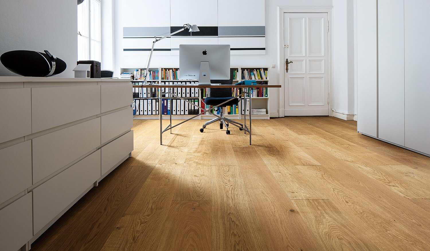 Landhausdiele Corniche in Arbeitszimmer mit weißen Möbelb und modernem Schreibtisch