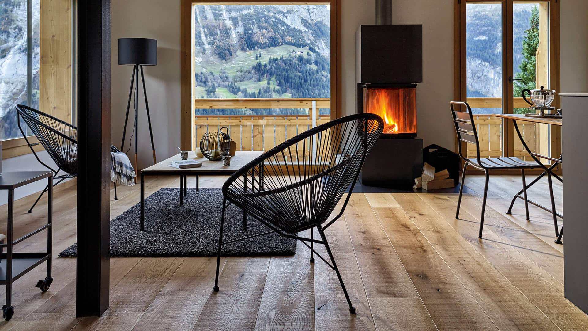 Edelholz Diele mit Bergblick und Kamin