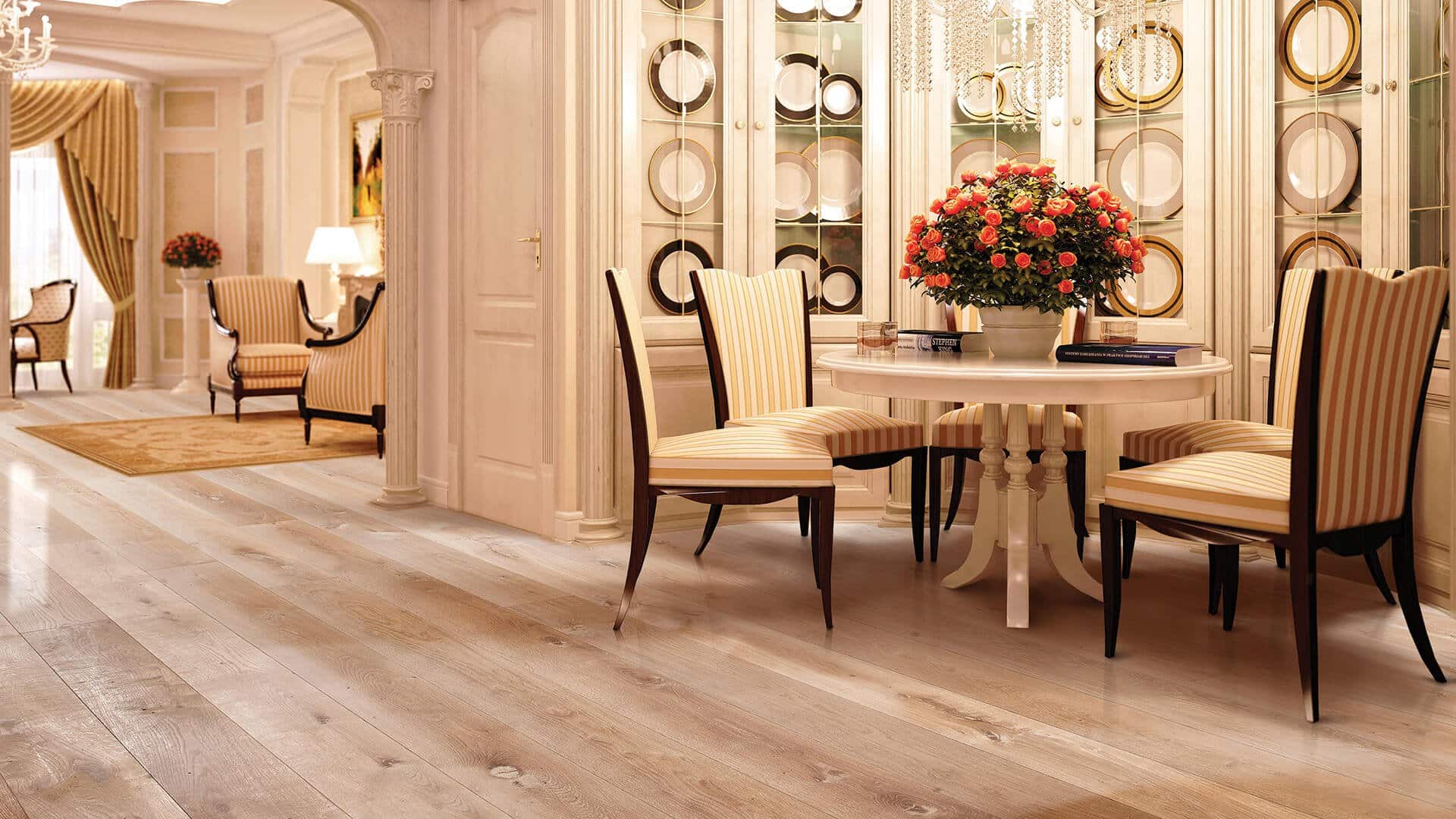Helle Diele in luxuriösen Hotel verlegt