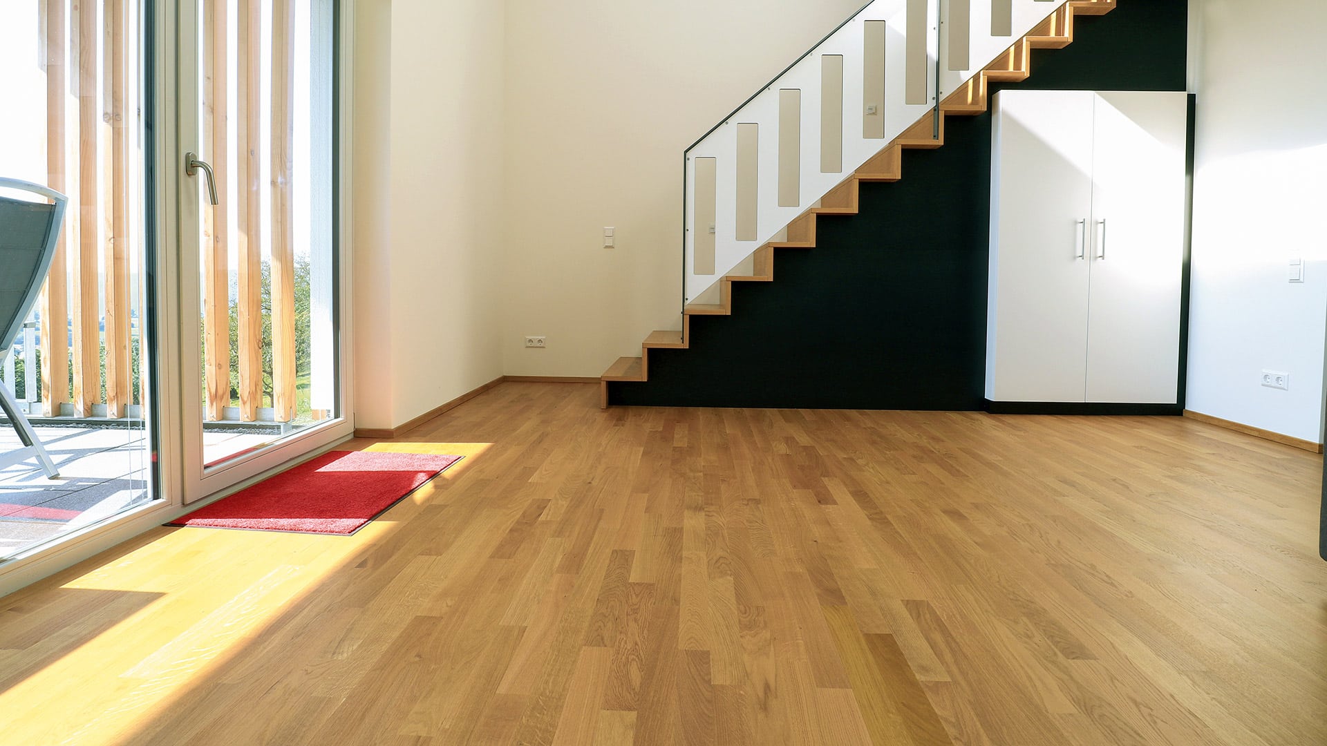 Wohnung mit Parkett Treppe Teppich und Terrasse