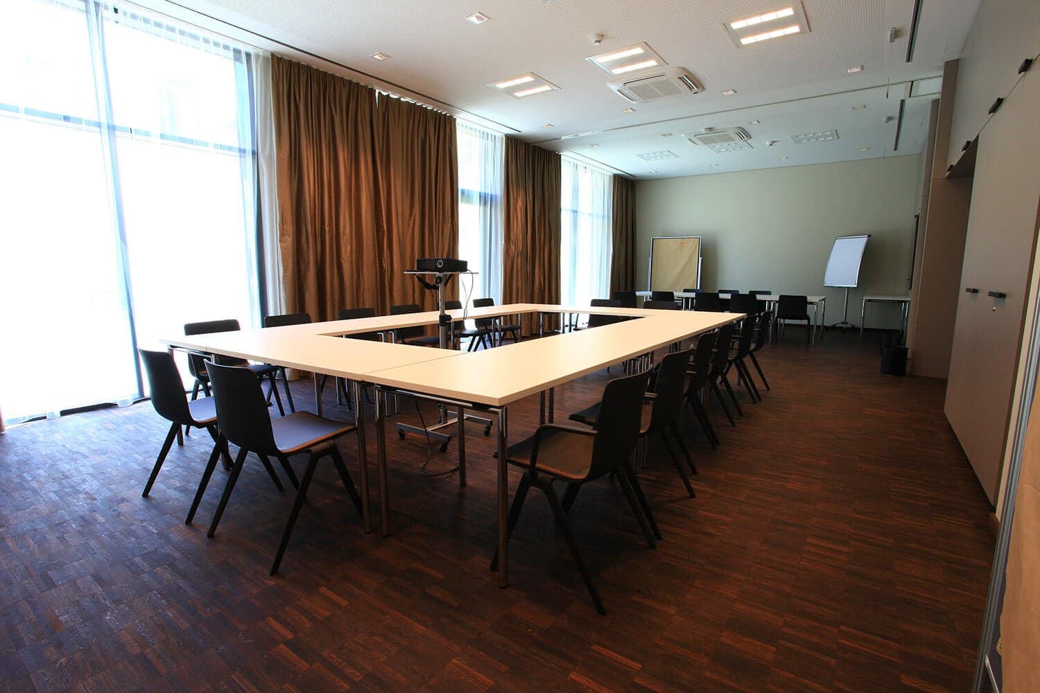 Breitkantlamelle verlegt im Konferenzsaal Hotel 47 Konstanz