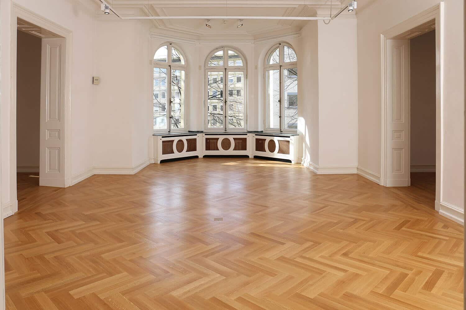 wooden floor in the oak hall in Villa Zanders