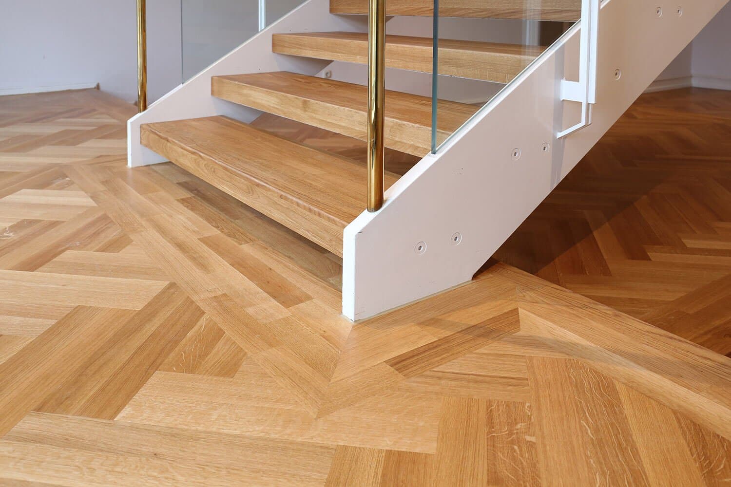 Herringbone including oak stairs in Villa Zanders