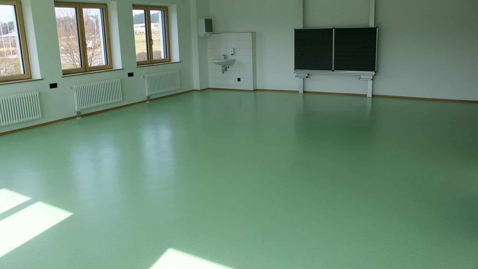 Renovierung Schule Klassenzimmer grüner Boden