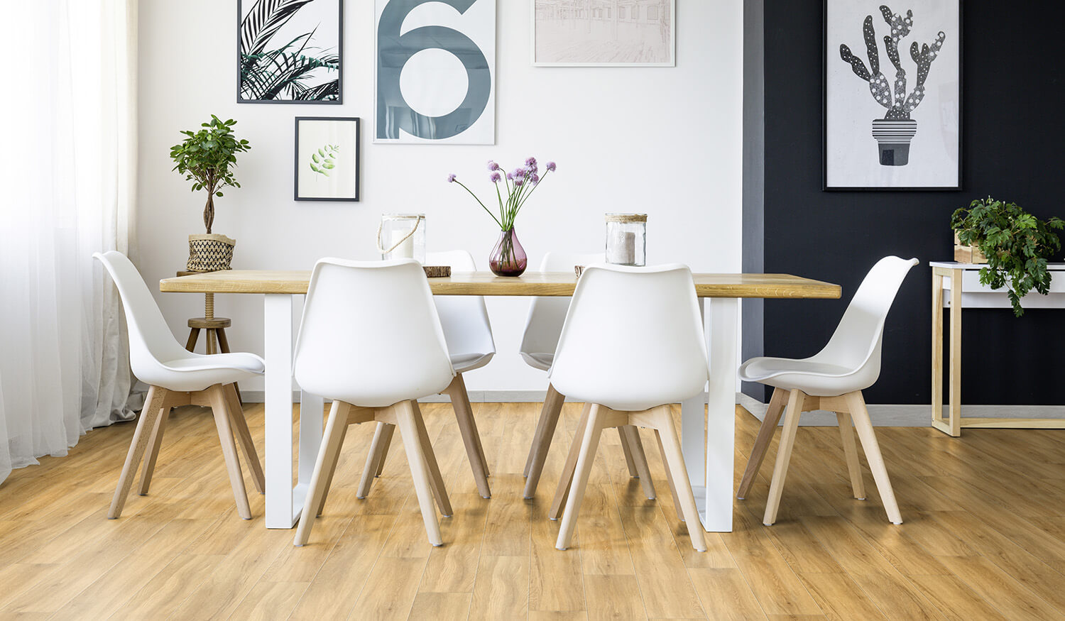 Harmonischer Holzton des Designbodens Gerflor in einem moderne Wohnraum
