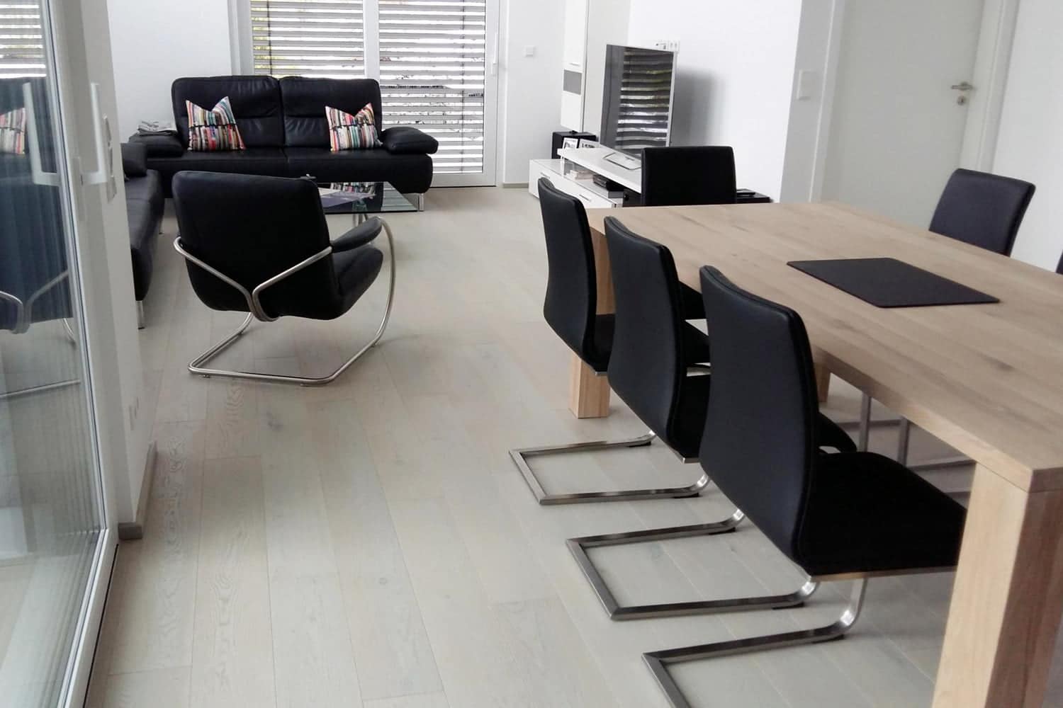 Küche mit heller Diele aus Edelholz