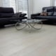 Helle Diele mit Sofas und Glastisch