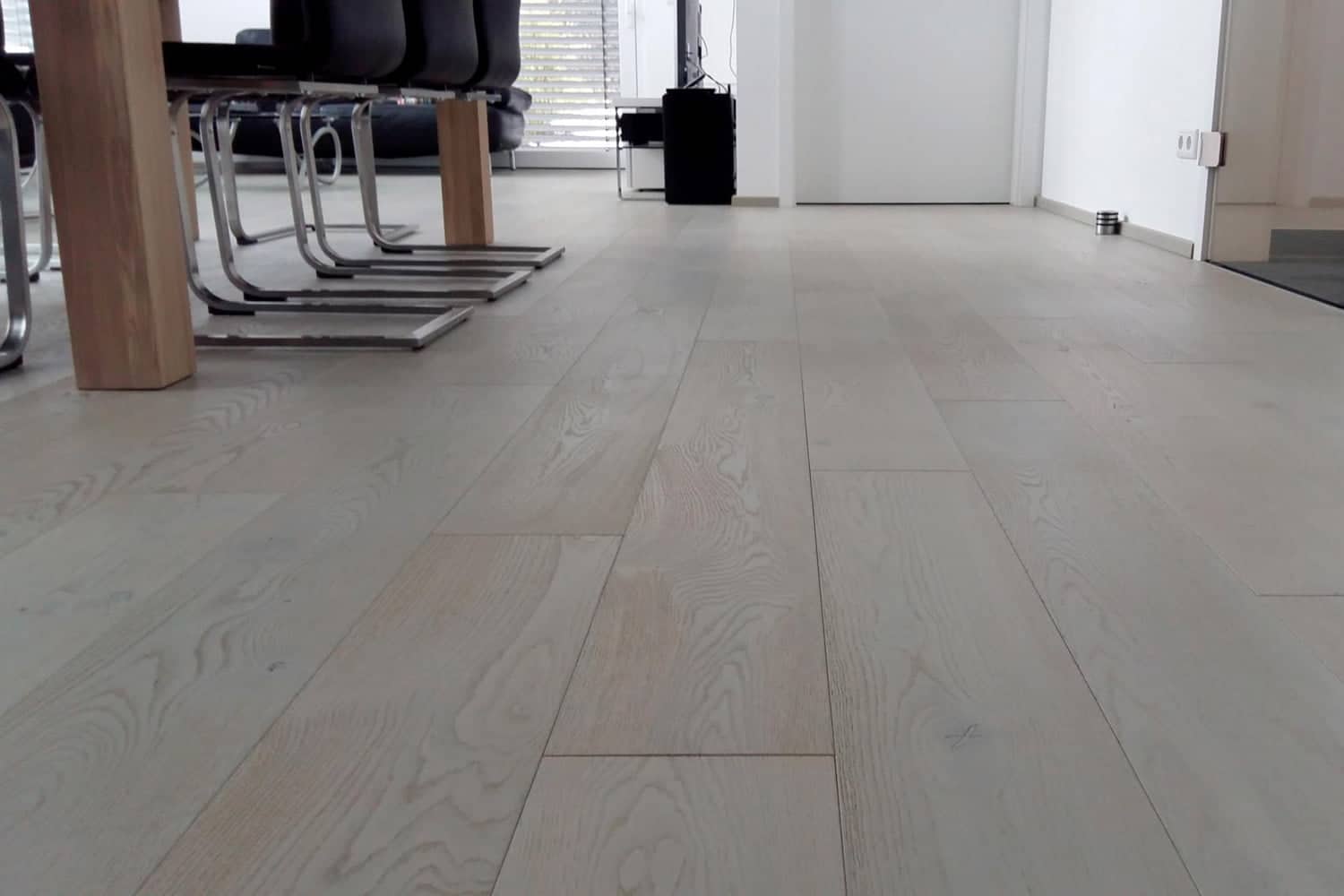Wohnzimmer mit heller Diele in Wohnung
