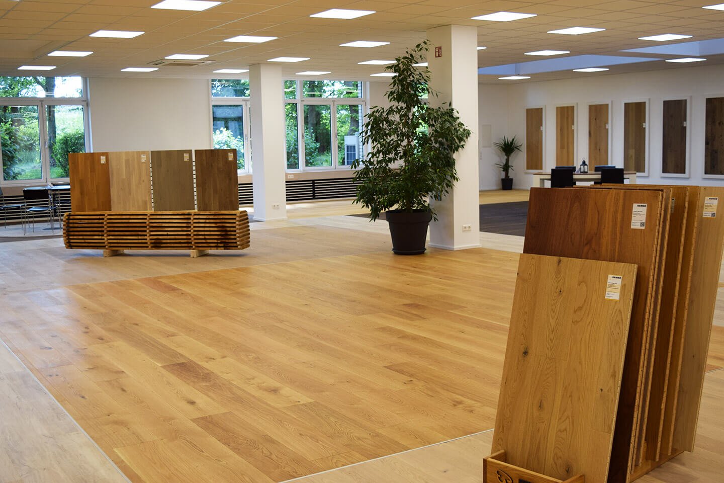 Moderne Austellung mit Parkett Dielen Laminat und Designböden in Stuttgart