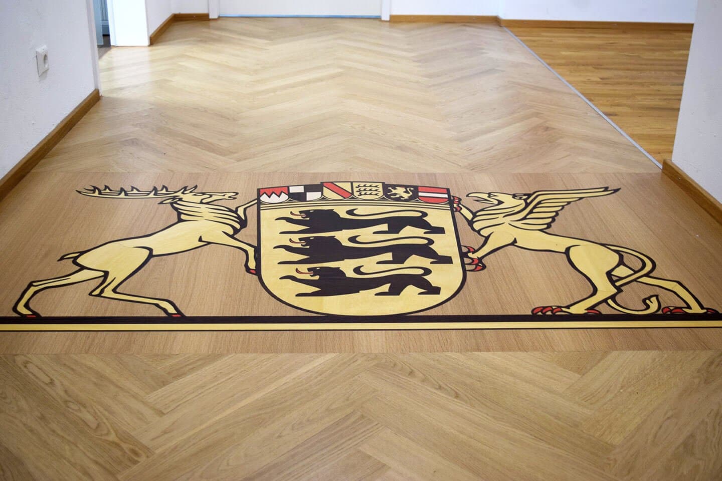 Wappen Stuttgart und Mehrschichtparkett als Fischgrat