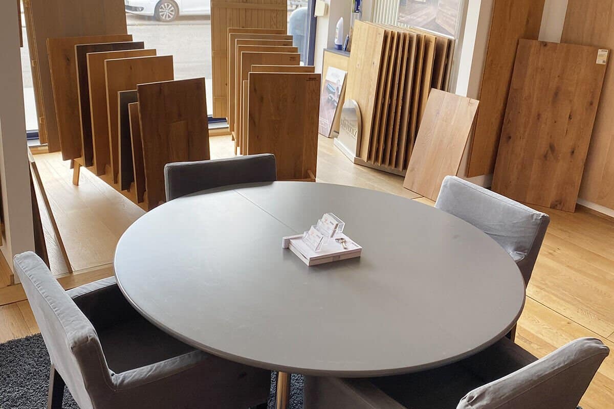 Parkett und Tisch in einer Ausstellung
