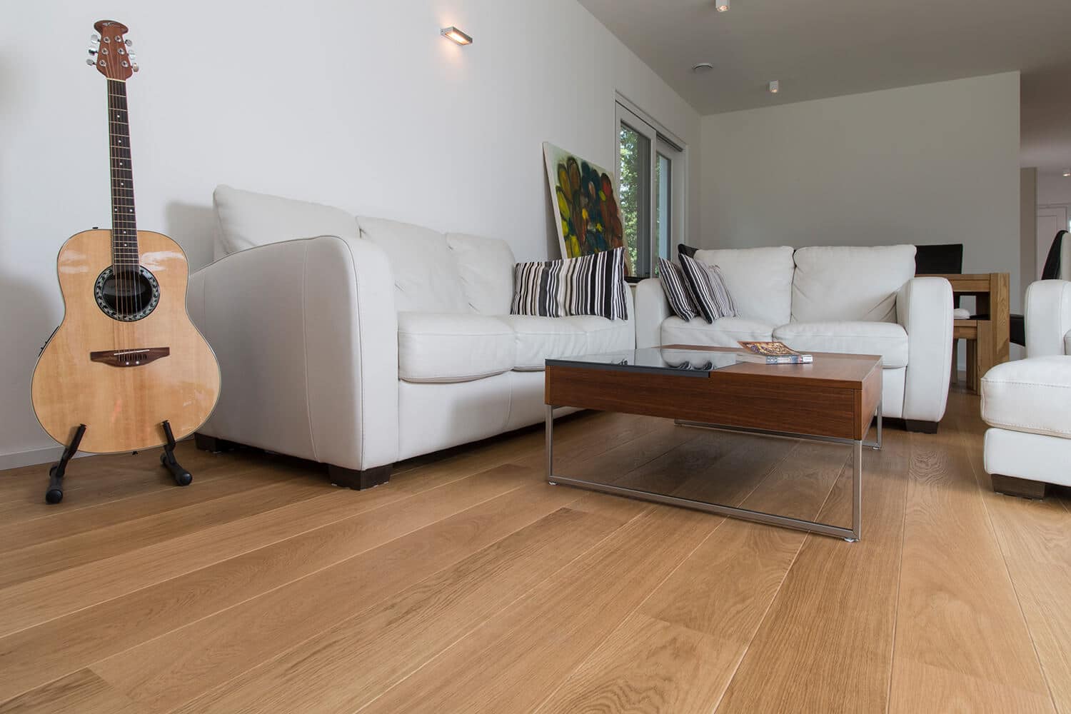 Wohnzimmer mit Landhausdiele verlegt