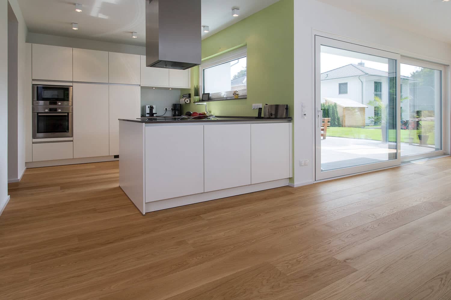 Wohnzimmer mit Landhausdiele verlegt