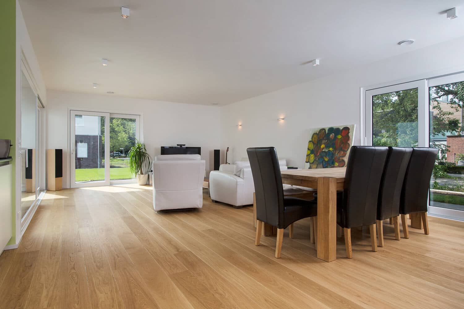 Wohnzimmer mit Landhausdiele verlegt