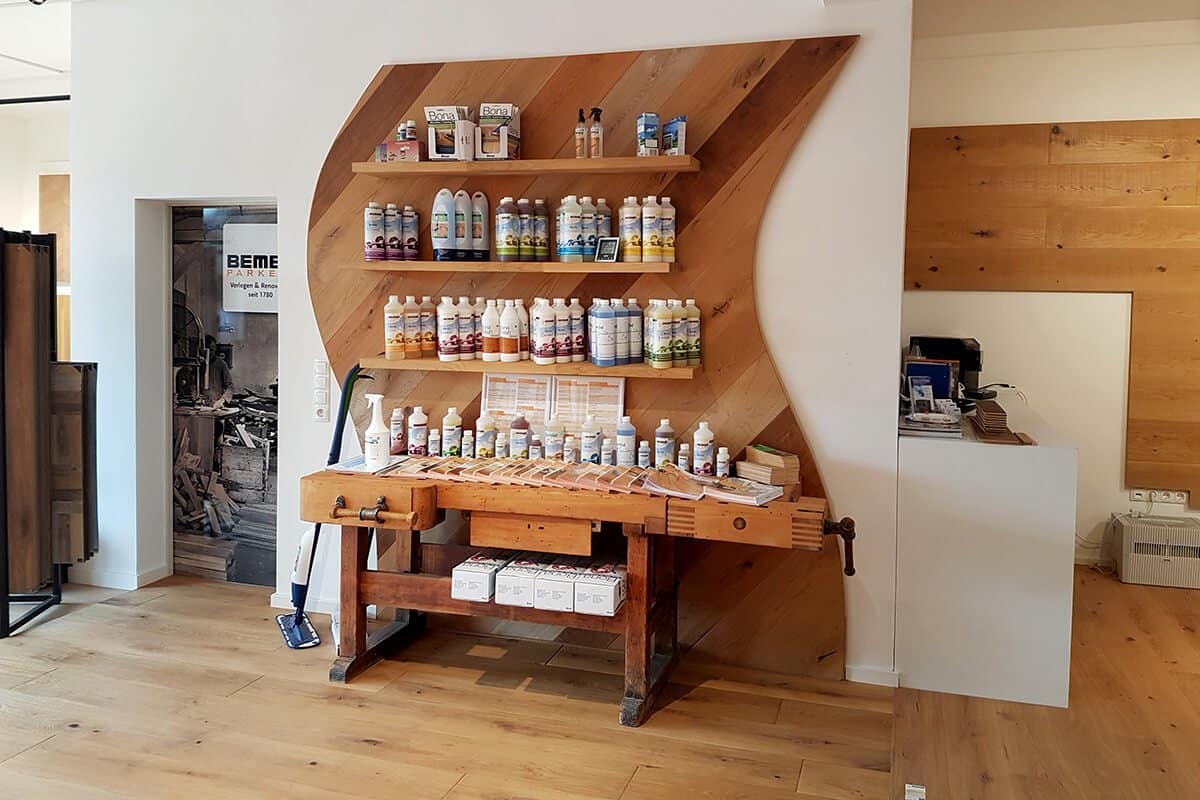 Hobelbank mit Pflegemitteln in Parkettstudio