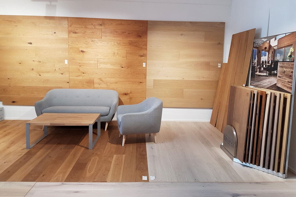 Ausstellung mit Edelholz Dielen