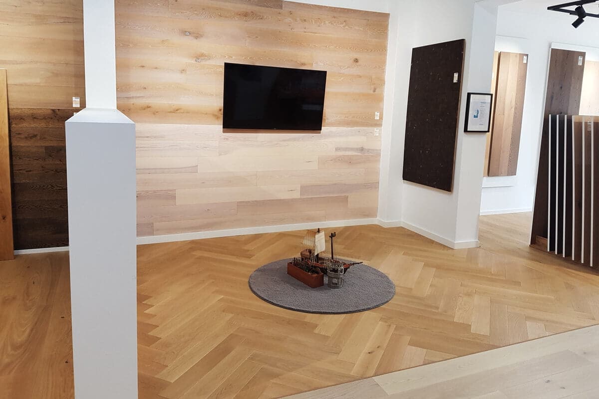 Ausstellung mit Edelholz Dielen und Fernseher