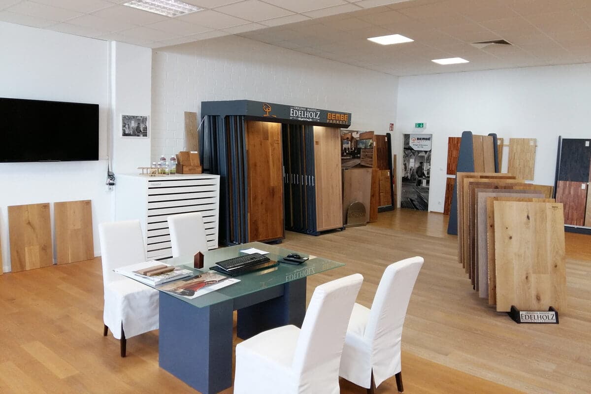 Besprechungstische in Parkettausstellung