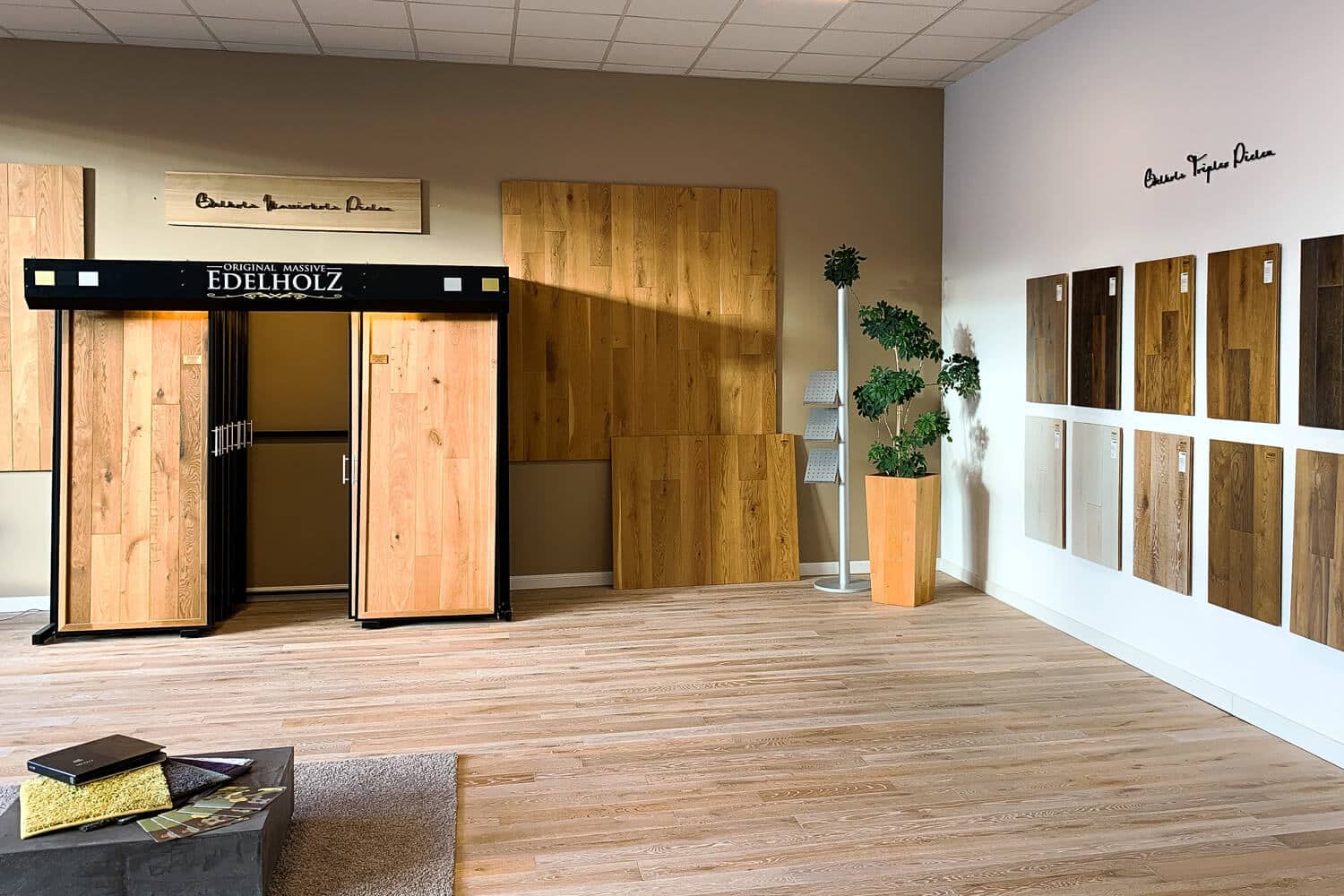 Parkett Studio Bochum mit Edelholz Schrank