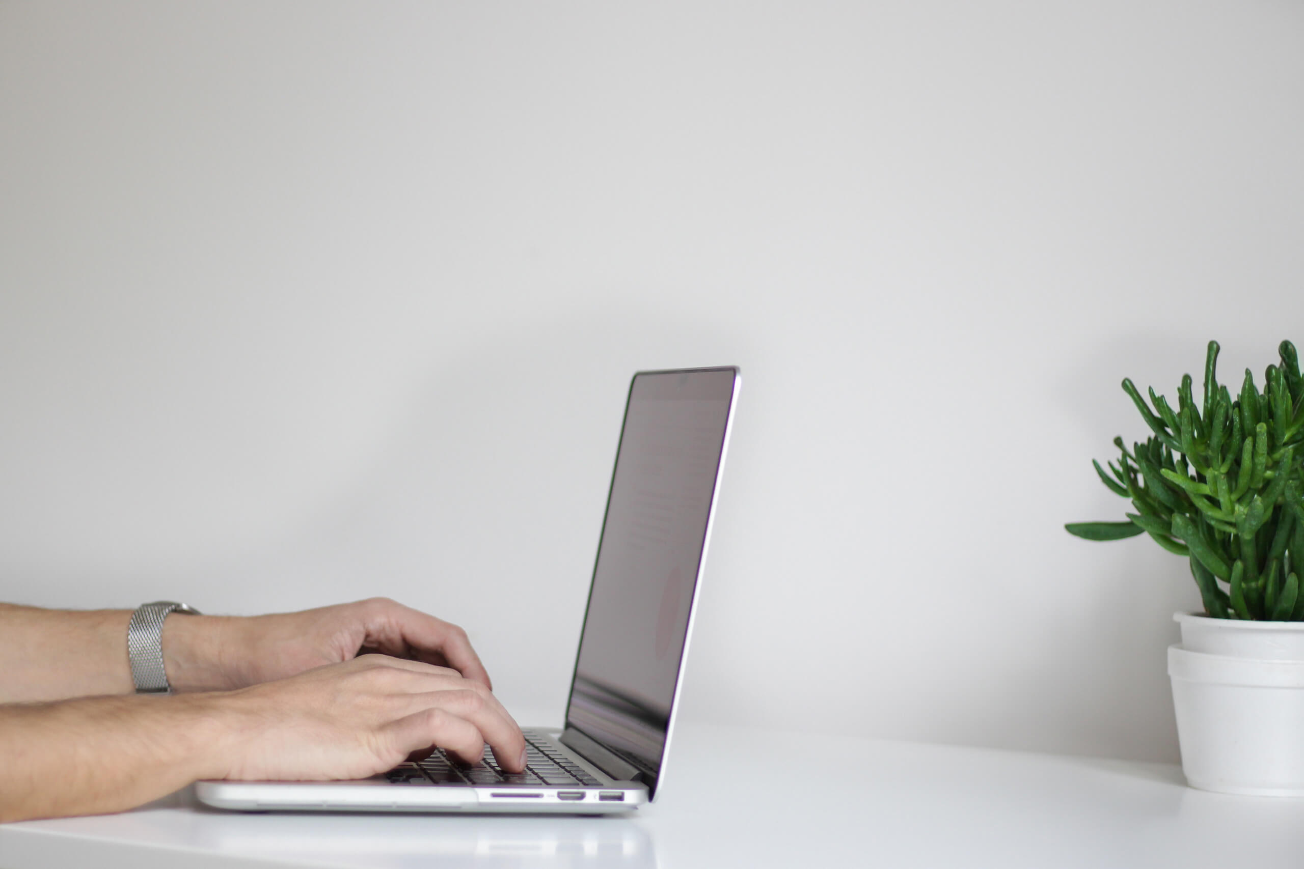 Mitarbeiter mit Laptop am Arbeiten