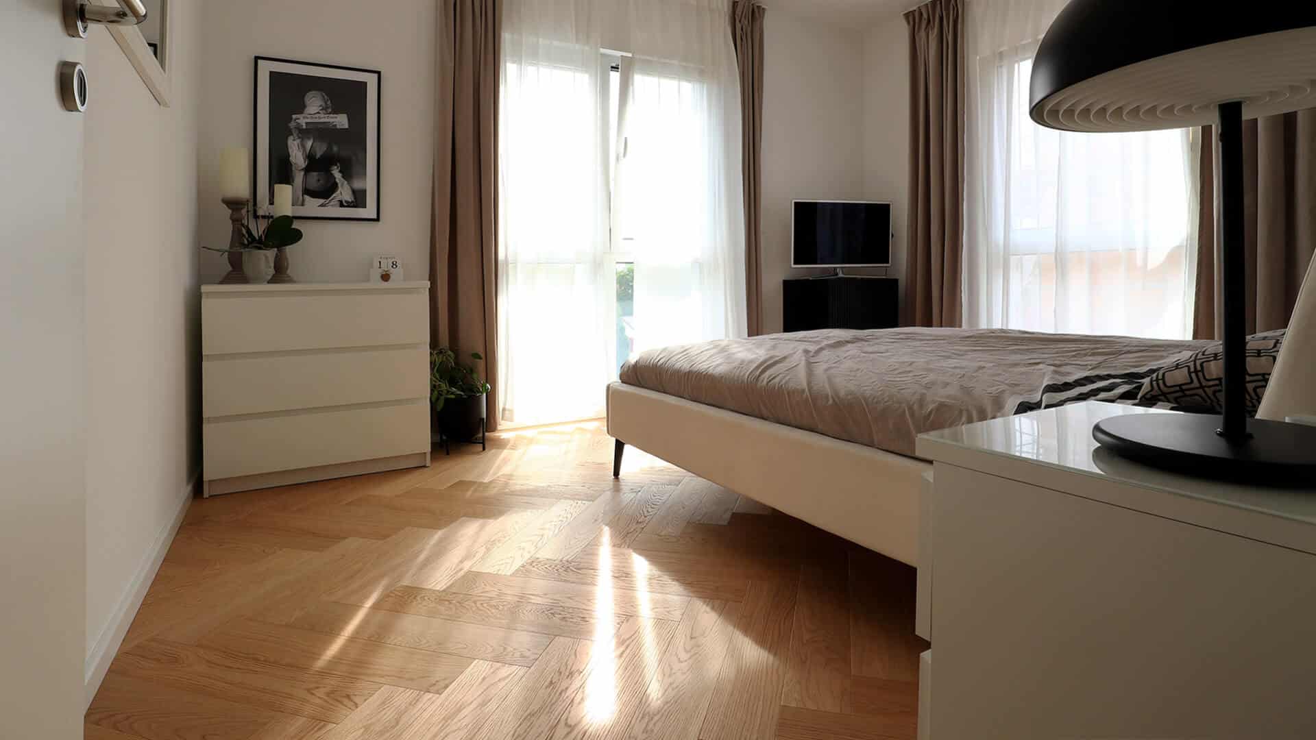 Schlafzimmer mit Fischgrat-Parkett