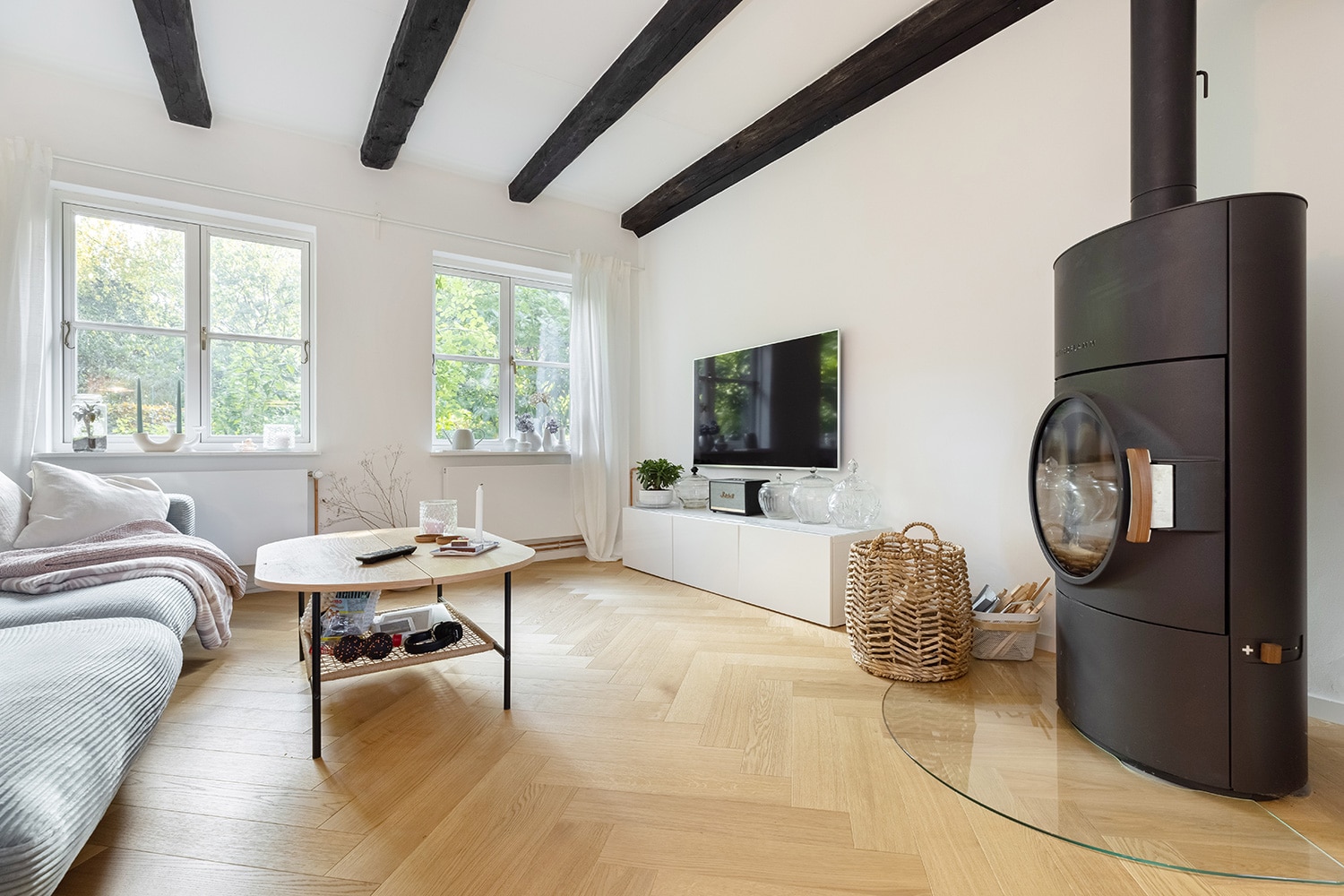 Preview picture furnished flat with herringbone parquet flooring