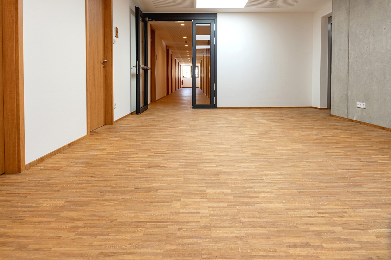Flur im Kinderhospitz Nikolaus Bad Grönebach mit Industrieparkett