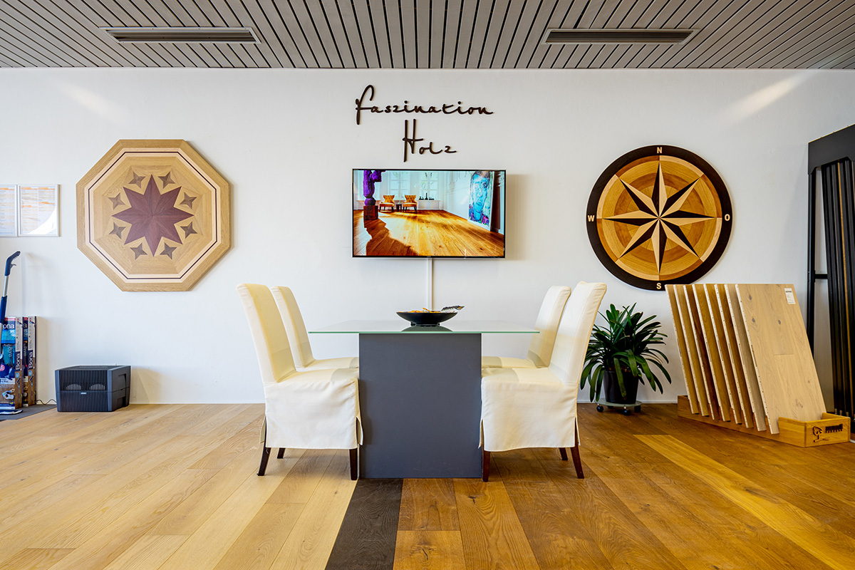 sitzecke mit parketttafeln und fernseher