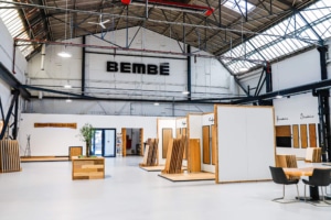 riesiege lagerhalle mit parkett und bembe