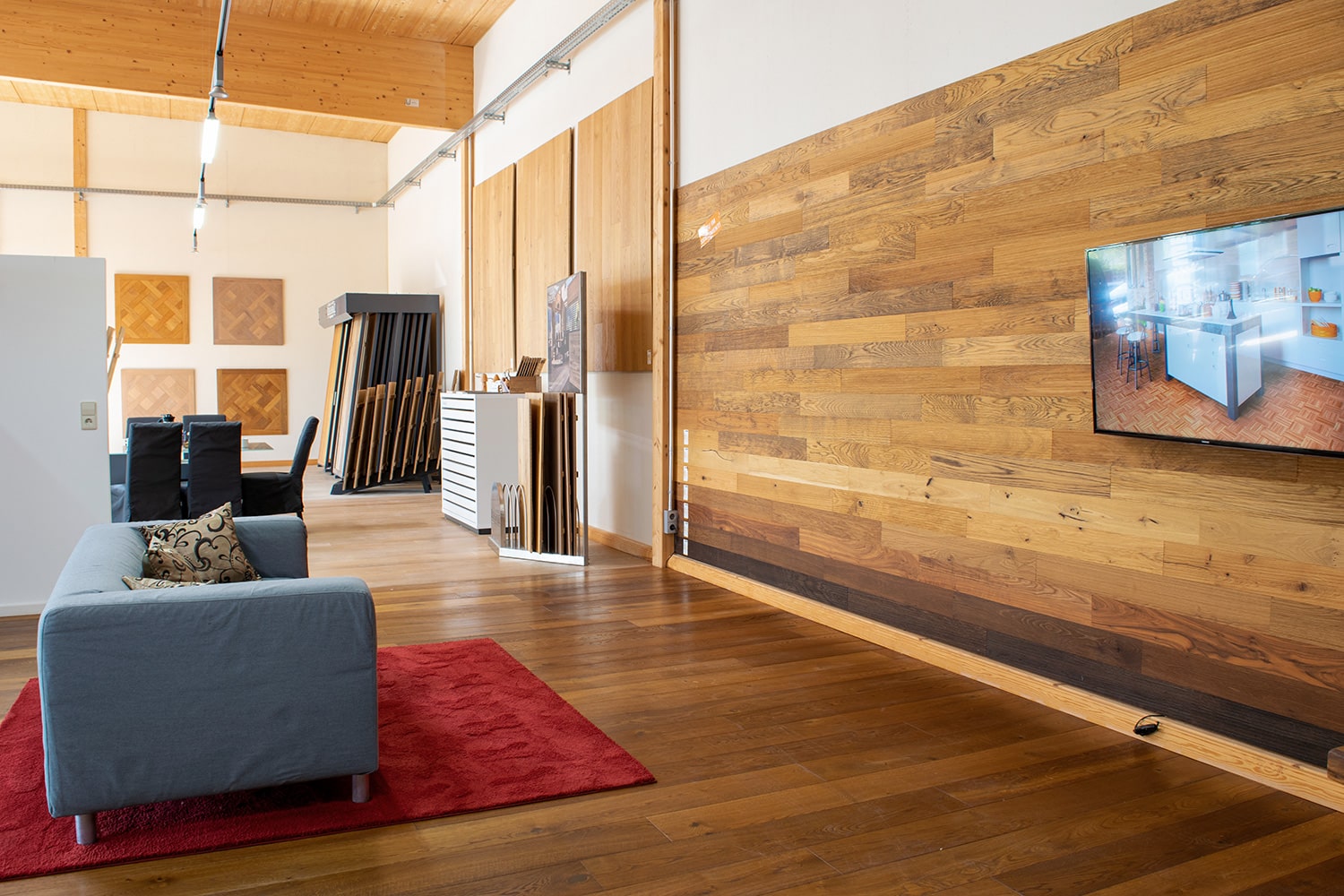 fernseher und couch in bembé parkett ausstellung