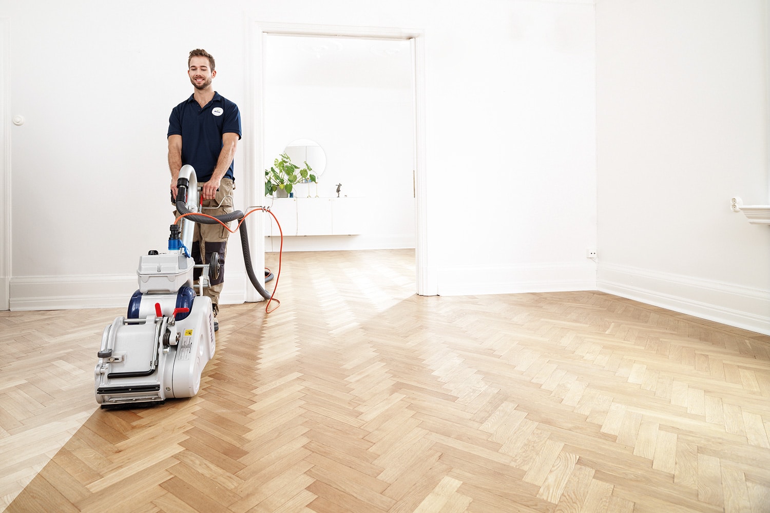 parkettleger schleift parkettboden mit bona schleifmaschine