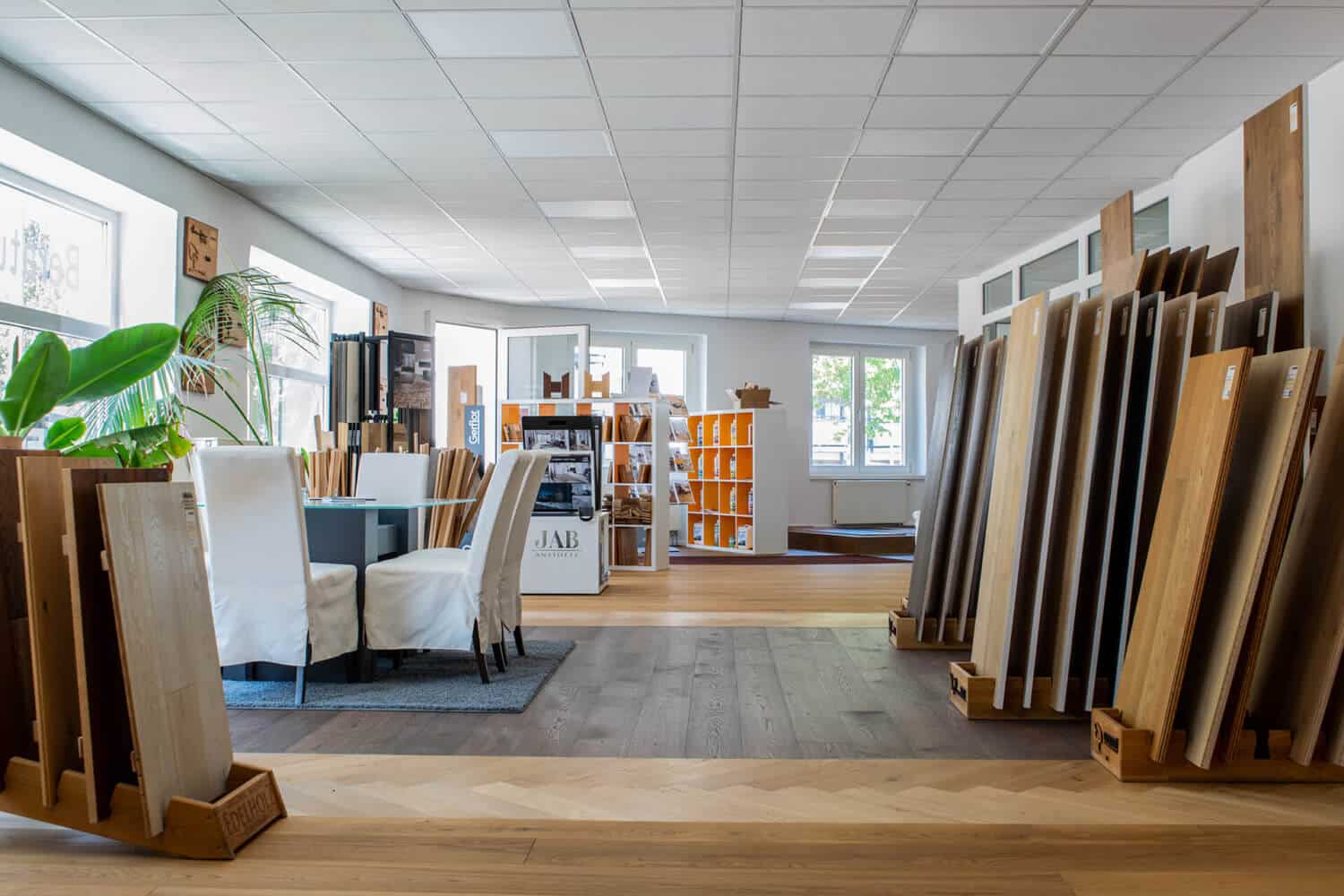bembé parkett ausstellung tische stühle halle
