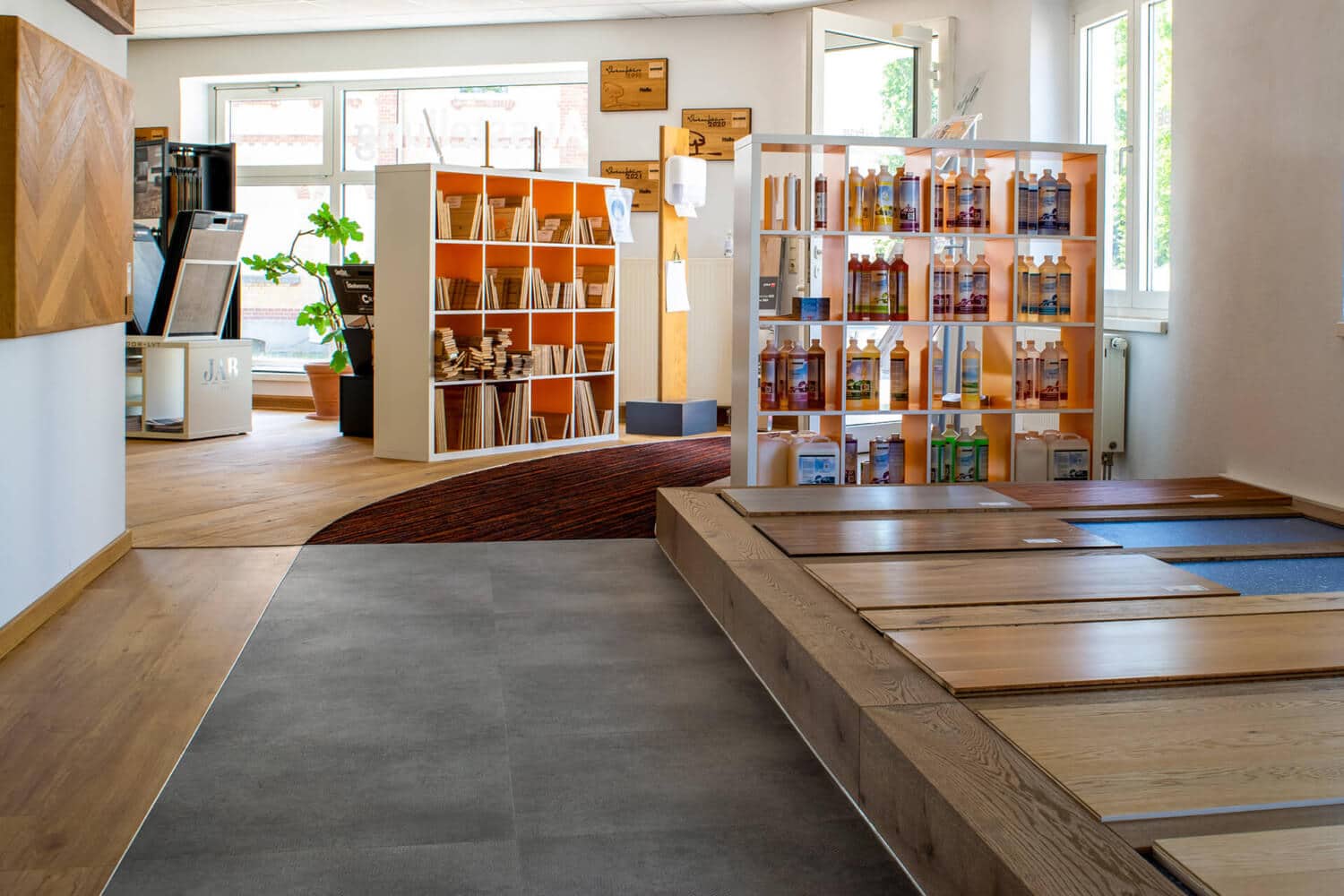 bembé parkett ausstellung mit parkett mustern und pflegemittel