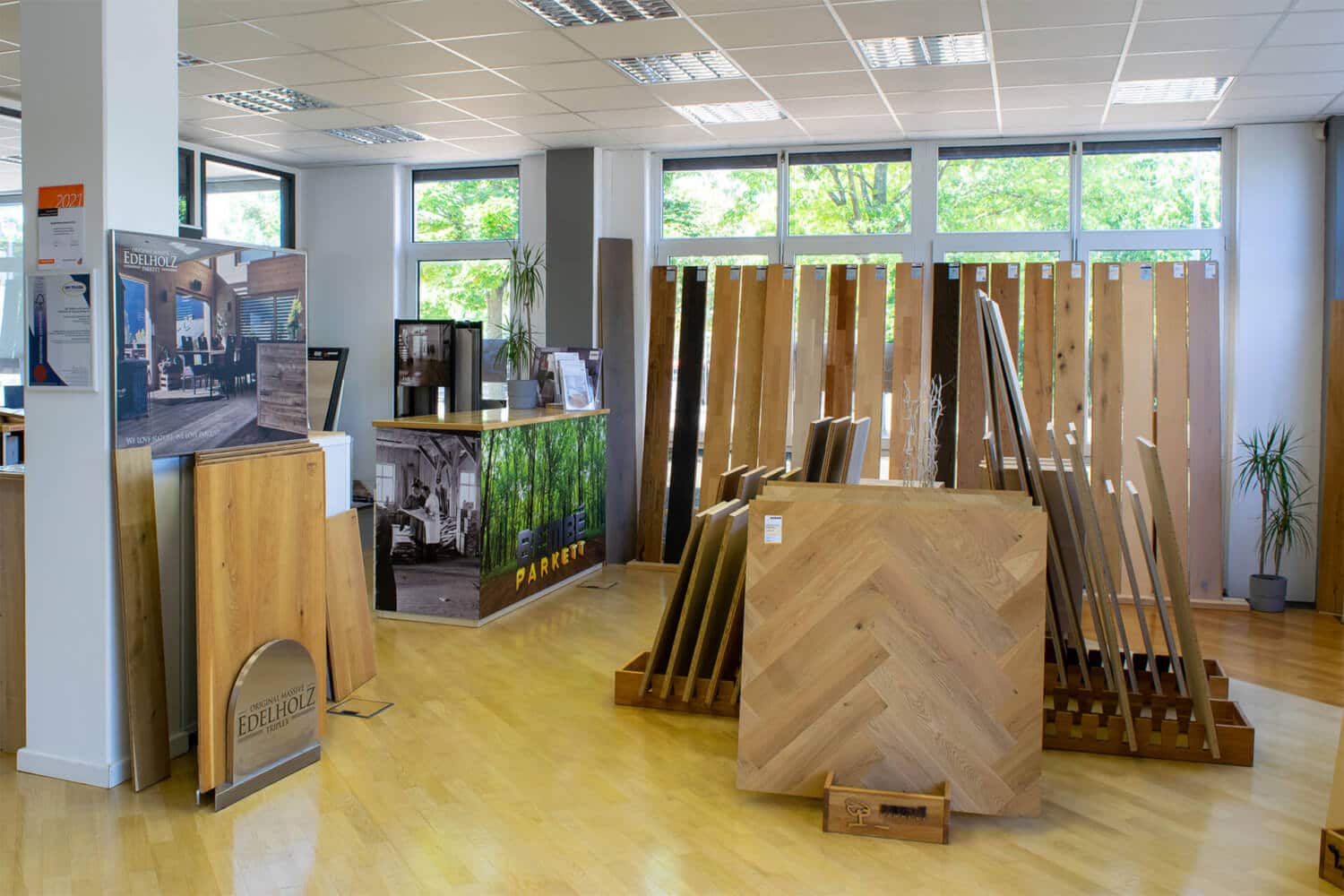 Viele Parkett Musterständer in Holzfarben Erfurter Ausstellung