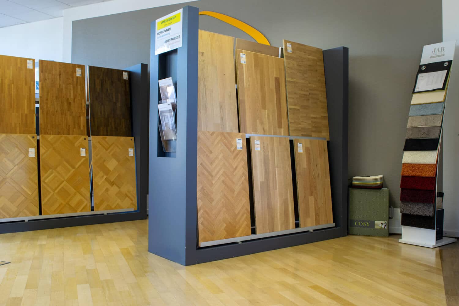Schrank mit Parkett und Teppich Muster in Erfurt