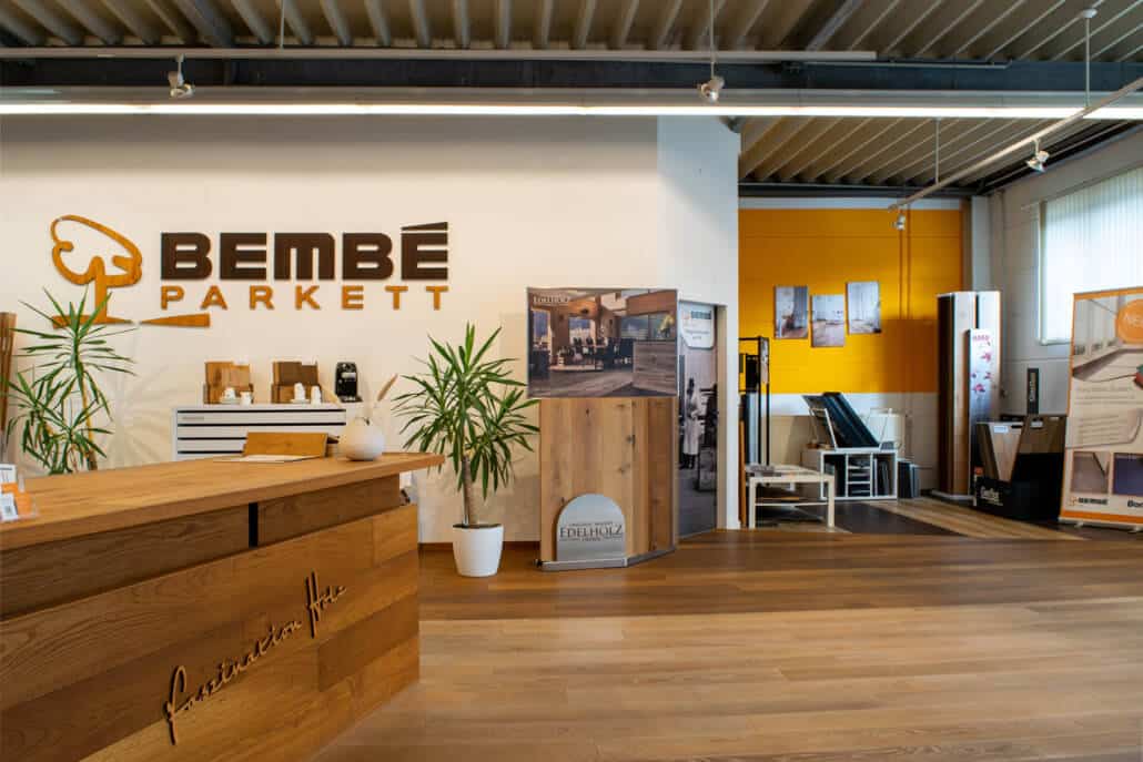 Bembé Parkett Logo, DIelen und Tresen in Ausstellung