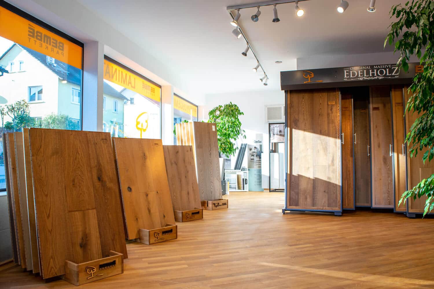 Musterständer mit Parkett in verschiedensten Holzarten und Oberflächen