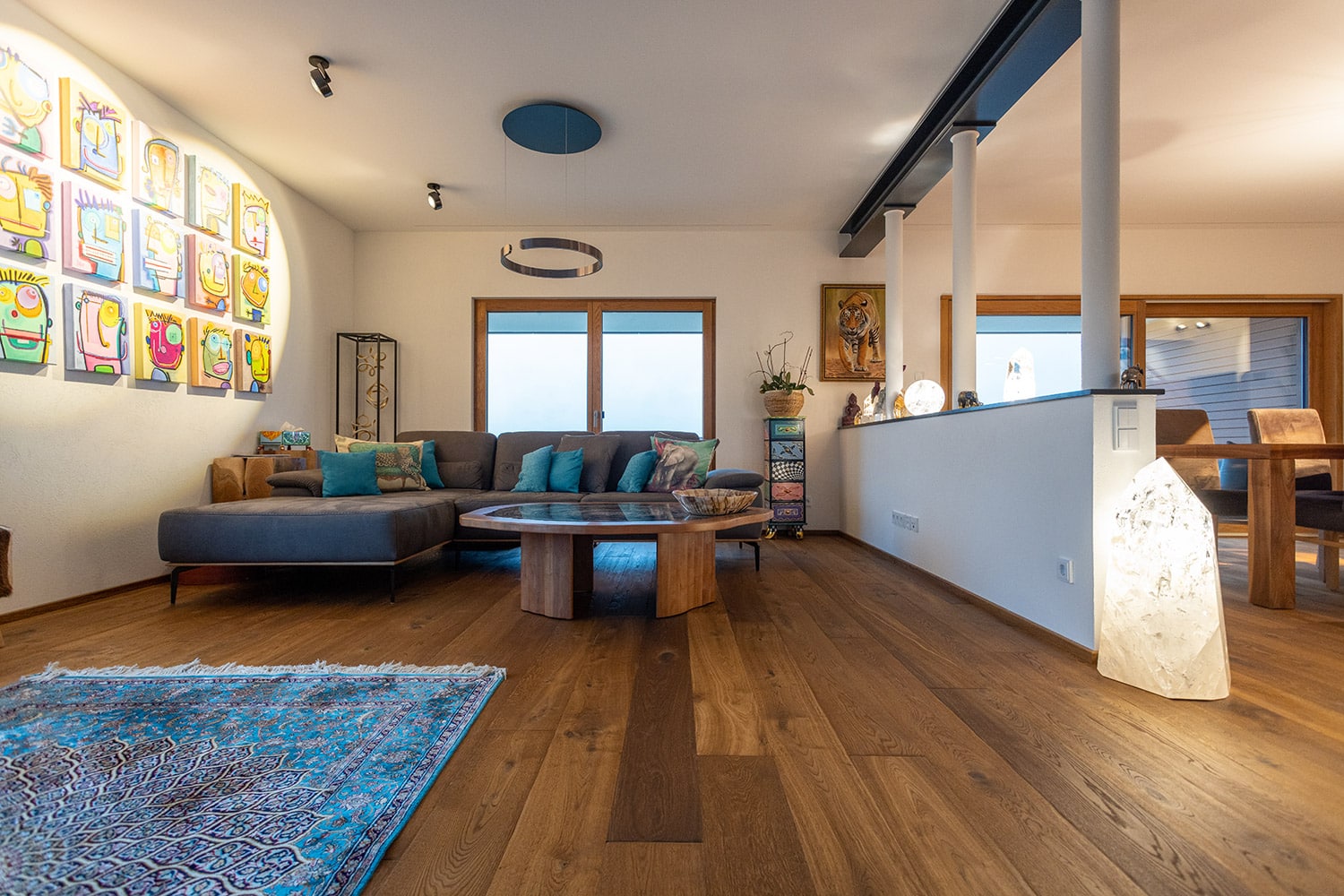 Edelholz-Diele in Wohnzimmer mit Teppich und Sofa