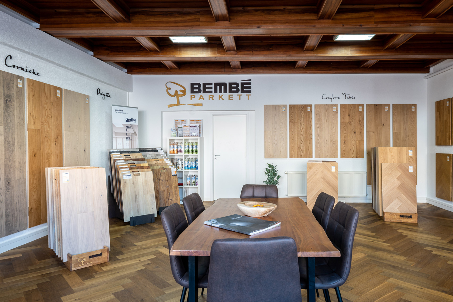 Tisch mit Stühlen auf Parkettboden und Muster von Massivparkett und Designböden in Worbis