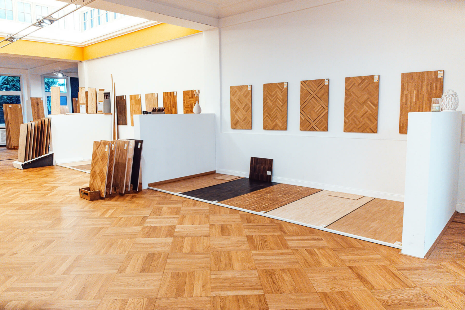 Parkett Ausstellung in Hamburg mit Trennwänden und Mustern