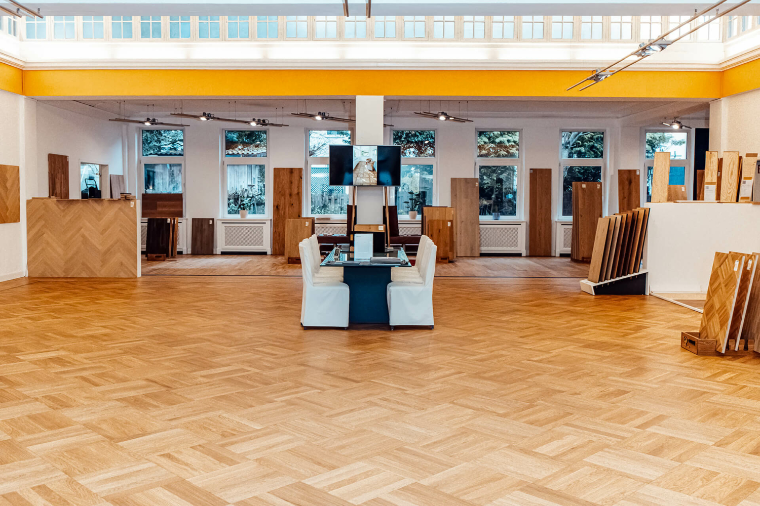 Große Parkett-Ausstellung in Hamburg Langenhorn von Bembé mit Mustern und Tisch