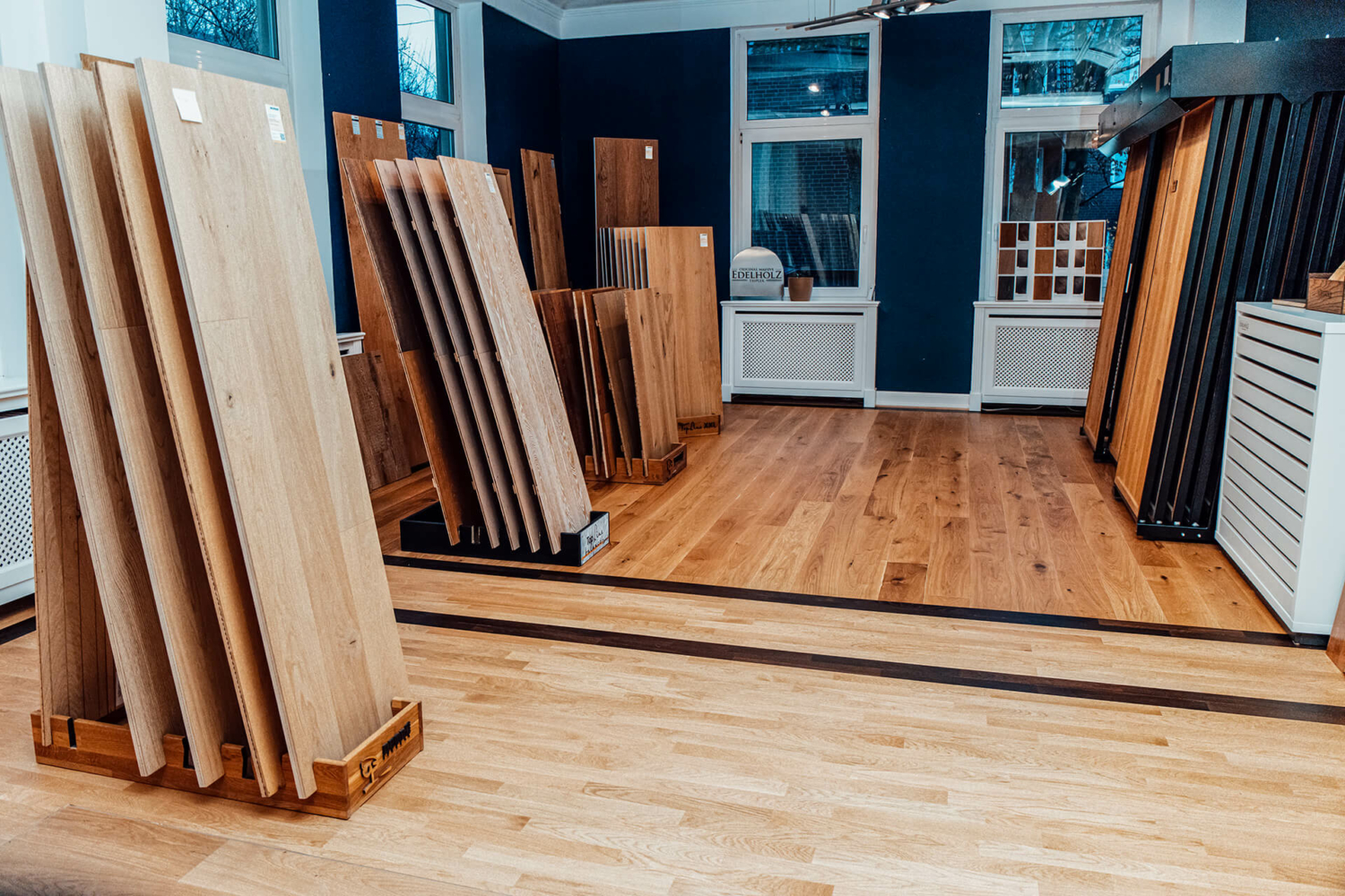 Parkett Ausstellung mit Dielen und Edelholz-Schrank