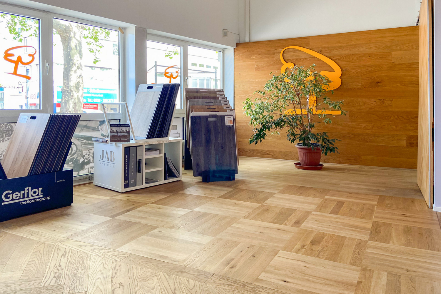 Bembé Würfelparkett Logo auf diele und Designboden-Musterständer von Gerflor und Jab