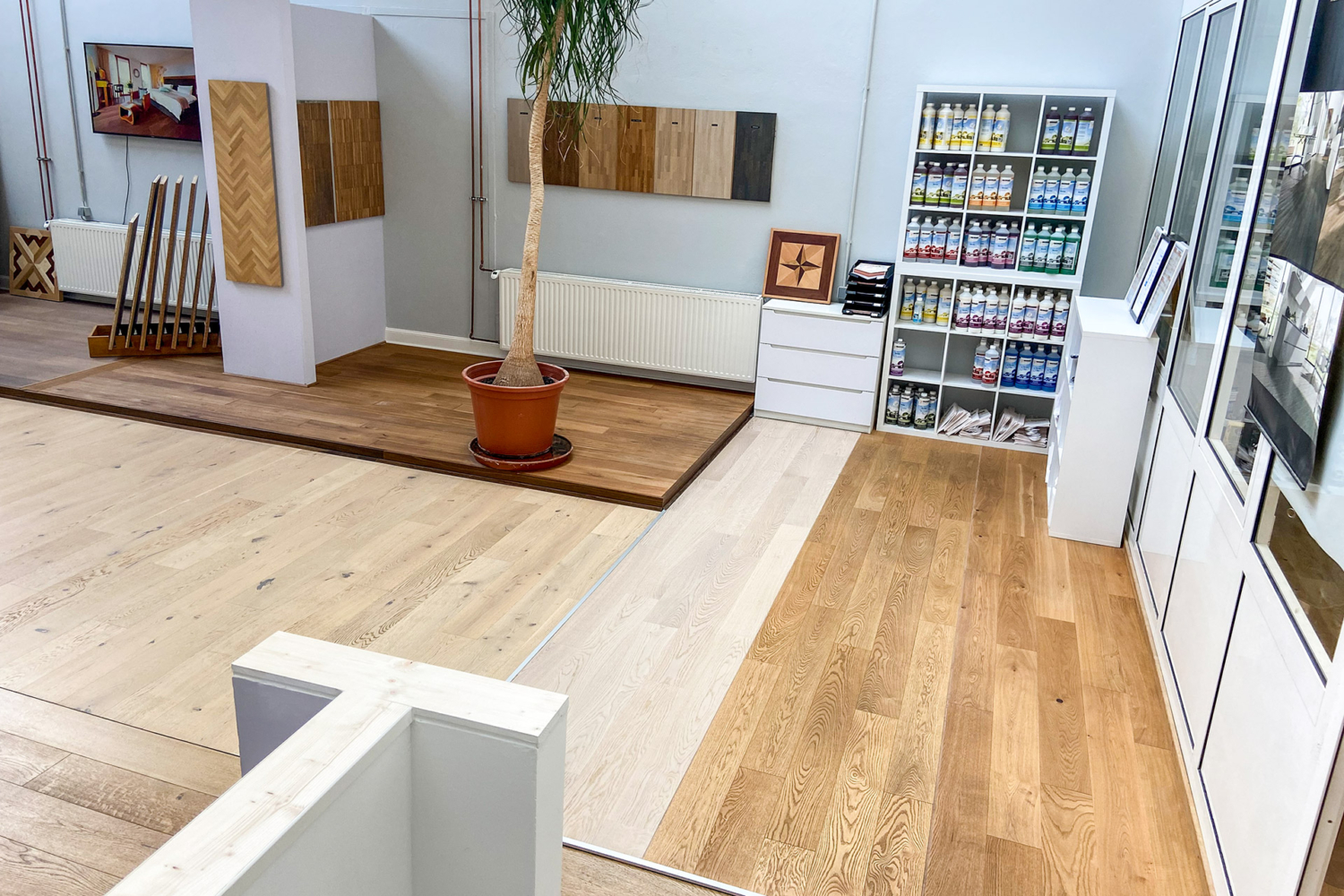 bembé parkett Ausstellung mit Pflegemittel Regal