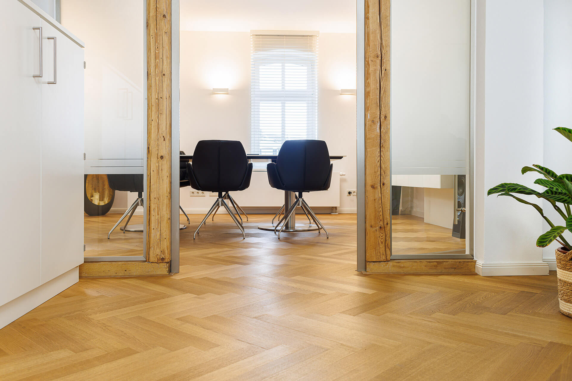 Mehrschichtparkett in Architekten-Büro in Siegen mit stühlen