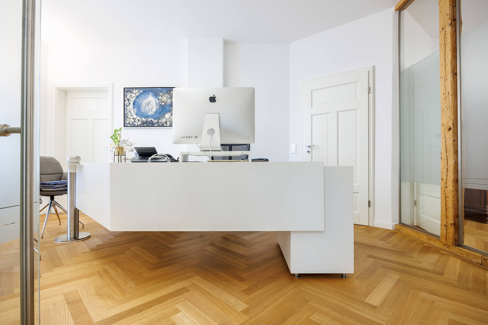 Fischgrat-Parkett in Architekten-Büro mit modernen Schreibtisch