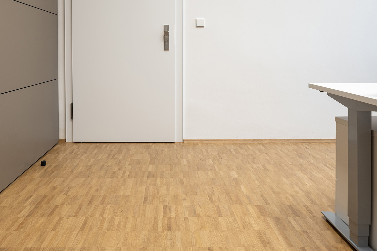 Mosaikparkett Eiche Natur versiegelt und leiterartig verlegt in einem Büro