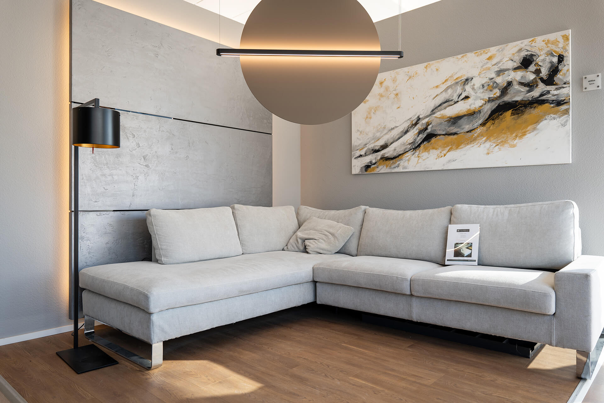 Designboden mit Couch modernen Lampen und Bild mit Kunst